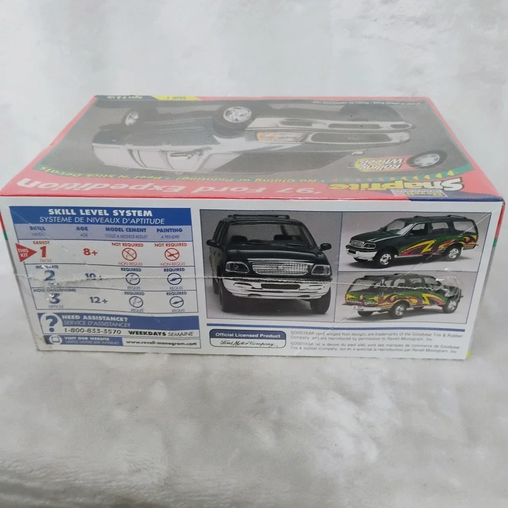 Revell Monogram SnapTite 97 Ford Expedition 1:25 Scale Model Kit 85-6440 New